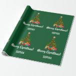 Papel De Regalo Merry Christmas Tree Baubles Lughts Personalizado<br><div class="desc">Moderno y minimalista envoltorio de regalos para los Navidades para los niños,  con un árbol de Navidad decorado con azulejos,  luces y dulces; el saludo "Feliz Navidad" en una tipografía elegante,  y un nombre personalizado. En un fondo verde de Navidad.</div>