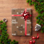 Papel De Regalo Merry Christmas Vintage Script Font Coffee Brown<br><div class="desc">Celebra la temporada con nuestro Feliz Navidad Vintage Script Papel de envolvimiento de letras en un rico café de color marrón! Este motivo festivo cuenta con encantadores árboles de Navidad y delicados copos de nieve, lo que crea un ambiente de vacaciones intemporal. El elegante tipo de letra del guión añade...</div>