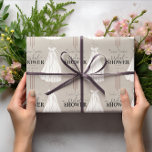 Papel De Regalo Minimalista beige ducha de novia<br><div class="desc">El diseño incluye una novia con un vestido largo y una tipografía simple. Este elegante pero sencillo papel de envoltura personalizado es perfecto para que las duchas de novias devuelvan regalos. Se puede personalizar cambiando el nombre de la novia y la fecha del evento. Para una mayor personalización, siéntase libre...</div>