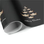 Papel De Regalo Miss America Crown Christmas Tree Giftwrap<br><div class="desc">Navidades envolviendo papel mostrado con ocho brillantes coronas doradas de cuatro puntos en una festiva distribución de árbol de Navidad impreso con una pequeña estrella de color champán en la cima. Feliz texto de Navidad debajo del árbol de la corona. Oro, champán y blanco sobre fondo negro solamente. Personalizar este...</div>