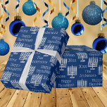 Papel De Regalo Moda azul de plata Menorah Hanukkah Personalizada<br><div class="desc">Personalice estos Menorahs plateados de moda en papel envolvente azul Hanukkah con su nombre y año. El sencillo pero clásico diseño de Menorah en un estilo minimalista hace de este envolvimiento de regalo de Chanukah una elección perfecta tanto para adultos como para niños. Si prefieres que tu papel de embalaje...</div>