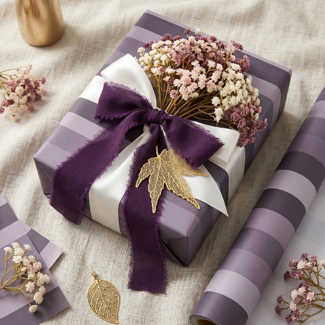 Papel De Regalo Moderna Linear | Cardo y Ciruela Ahumada (Lifestyle Shot)