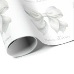 Papel De Regalo Monograma de color blanco moderno personalizado co<br><div class="desc">Aumente su experiencia de obsequio con nuestro moderno libro de envolvimiento personalizado de White Bow, diseñado para aquellos que adoran una mezcla de encanto vintage y elegancia moderna. Con un delicado arco color de agua rosado, este papel de envoltura capta la estética de moda de la coqueta, lo que lo...</div>