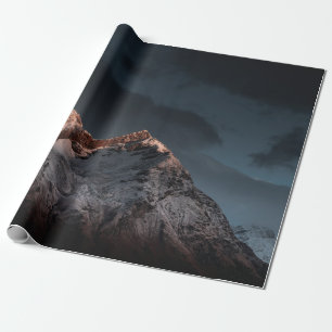 PAPEL DE REGALO MONTAÑA CUBIERTA DE NIEVE BAJO CIELO AZUL DURANTE