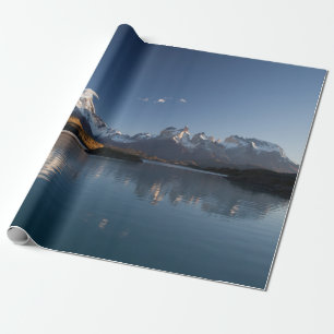 PAPEL DE REGALO MONTAÑA CUBIERTA DE NIEVE EN FOTOGRAFÍA REFLECTIVA