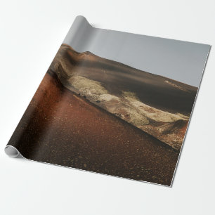 PAPEL DE REGALO MONTAÑA MARRÓN Y BLANCA BAJO NUBES BLANCOS DURANTE