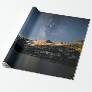 PAPEL DE REGALO MONTAÑA MARRÓN Y NEGRO BAJO CIELO GRIS
