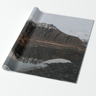 PAPEL DE REGALO MONTAÑAS BLANCAS Y MARRÓN CERCA DEL LAGO DURANTE