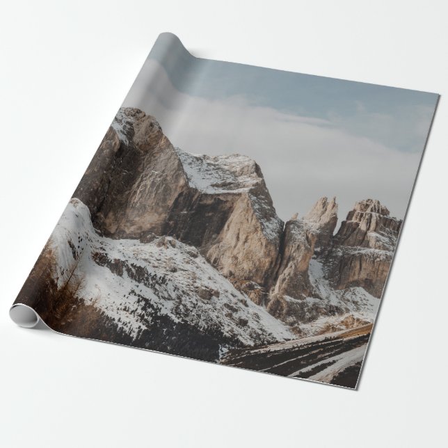 PAPEL DE REGALO MONTAÑAS ROCOSAS CERCA DE PINOS (Desenrollado)