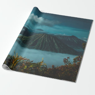 PAPEL DE REGALO MONTAÑAS VERDES RODEADAS DE NUBES BLANCOS
