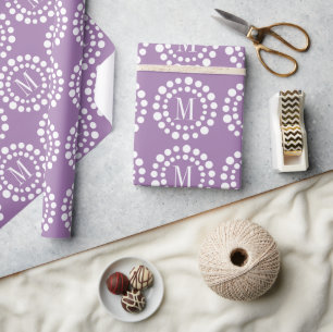 Papel de regalo morado con monograma personalizado