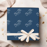Papel De Regalo Mr & Mrs Wedding Favorecen el color sólido azul de<br><div class="desc">Un color de negrita con fuentes de moda hace una pieza de instrucción para los favores de recepción. Los elementos son más fáciles de personalizar cuando se reemplazan primero todo el texto y las fotos. Si su arte todavía necesita ser ajustado, haga clic en el botón Personalizar Este botón. Esto...</div>