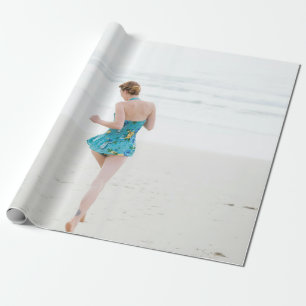 Papel De Regalo Mujer caminando cerca de la playa