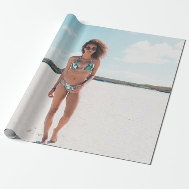 Papel De Regalo Mujer con bikini de pie sobre la arena (Desenrollado)