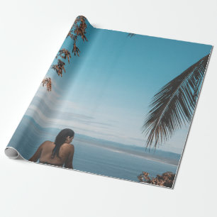 Papel De Regalo Mujer con bikini negro nadando en el cuerpo de