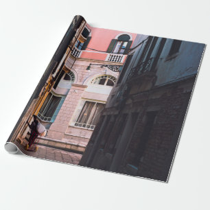 PAPEL DE REGALO MUJER EN CAMISA BLANCA Y PANTALLAS NEGRAS CAMINAND