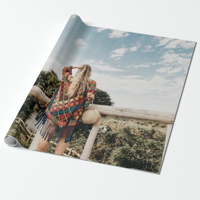 Papel De Regalo Mujer en terraza (Desenrollado)