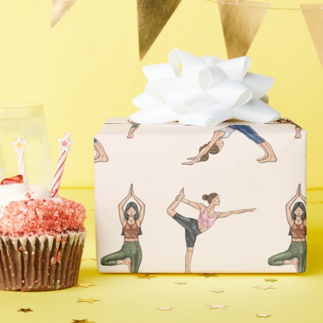 Papel De Regalo Mujeres en posturas de yoga sobre patrón beige de  (Fiesta de cumpleaños )