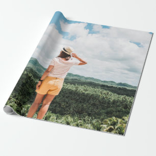 Papel De Regalo Mujeres paradas cerca de los árboles