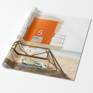 Papel De Regalo Naranja y cobertizo blanco frente a la costa