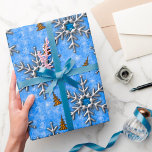 Papel De Regalo Navidades de Blue Gem Snowflakes Gold Christmas<br><div class="desc">Un precioso papel de envolver de Navidades azules con grandes joyas blancas de copos de nieve con joyas azules en el fondo azul claro. También hay pequeños árboles de Navidad dorados esparcidos a su alrededor. Este papel de bonito y de envoltura festiva para Navidades hará una declaración elegante para las...</div>