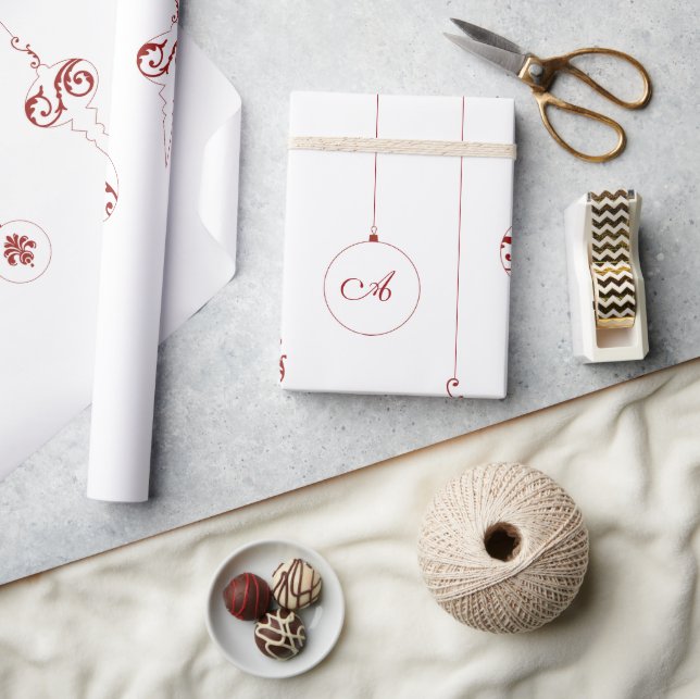 Papel De Regalo Navidades de Ornamentos de Berry Red Monogram Baub (Artesanía)