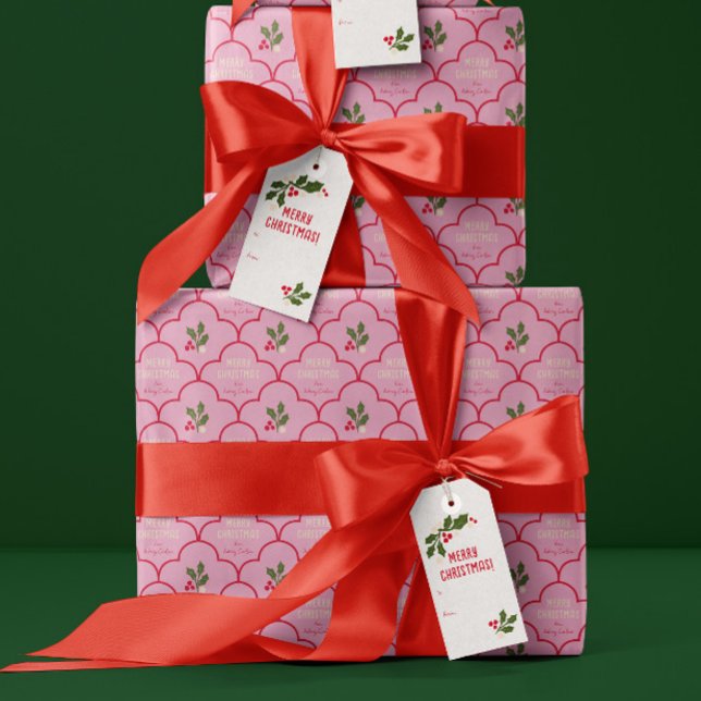 Papel De Regalo Navidades de tela de vieira rosa y roja (pretty pink Christmas gift wrap with custom text and red scalloped pattern and festive holly sprigs)