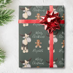 Papel De Regalo Navidades Moose Merry Christmas Personalizado<br><div class="desc">Este lindo Navidad de papel de envoltura de alces se verá perfecto bajo tu árbol de Navidad. El diseño presenta un mono y caprichoso Navidad de alce y galleta de pan de jengibre sobre un oscuro fondo verde sabio. Personaliza con tu nombre.</div>