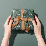Papel De Regalo Navidades verdes regalo botánico mínimo moderno<br><div class="desc">Moderno y mínimo follaje sage green script vacaciones Navidades regalo personalizado envoltura. El eucalipto pintado a mano,  el follaje mínimo y la moderna corona rústica de mimbre le dan a esta tarjeta un ambiente lujoso. En negro,  verde,  marrón y gris.</div>