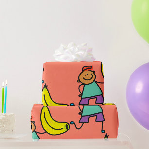 Papel De Regalo Niño Juguetón Sosteniendo un Gran Plátano Amarillo