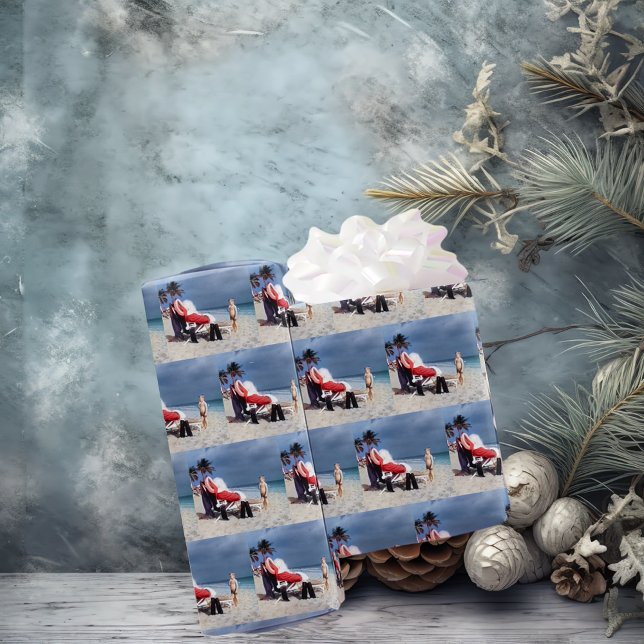 Papel De Regalo Niño Mira A Santa Claus Sentado En La Playa (Subido por el creador)