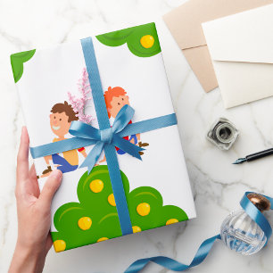 Papel De Regalo Niños juguetones sentados bajo un manzano