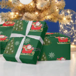 Papel De Regalo Noche de unicornio moderno en árbol de Navidad<br><div class="desc">Navidades de pelo envuelven papel con un unicornio tirando del trineo de Santa hacia un abeto adornado con baubles de plata. El unicornio tiene una cola y una manga roja y dorada y el trineo lleva a Santa junto con muchos regalos. Esta versión incluye copos de nieve en blanco y...</div>