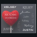 Papel De Regalo Nombre de la pareja personalizada<br><div class="desc">Añade un toque personal a tu regalo de regalo.  Un divertido y elegante envolvimiento de regalo con un corazón rojo brillante en forma de golosinas y personalización del nombre y apellido. Sería genial para vacaciones,  aniversario,  calentamiento de la casa o bodas.</div>