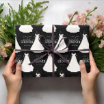 Papel De Regalo Novia personalizada con ducha de novia con un larg<br><div class="desc">El diseño incluye una novia con un vestido largo y una tipografía simple sobre un fondo negro. Este elegante pero sencillo papel de envoltura personalizado es perfecto para que las duchas de novias devuelvan regalos. Se puede personalizar cambiando el nombre de la novia y la fecha del evento. Para una...</div>