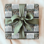 Papel De Regalo Novias besan a Boda de fotografía moderna dama de<br><div class="desc">Brides Besties Modern Photo Boda Bridesmaid Wrapping Paper presenta su foto favorita con el texto "Bride's Besties" en la tipografía moderna. Perfecto para envolver regalos para las damas de honor. Simplemente agrega tu propia foto y el color de texto "de la novia" también se puede cambiar para que coincida con...</div>