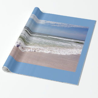 Papel De Regalo Olas oceánicas en una playa de arena rosa