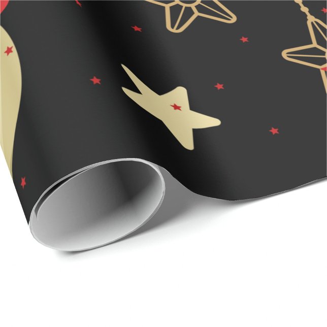 Papel De Regalo Ornamentos de vacaciones (A roll of wrapping paper with a black background and a pattern of gold stars and red stars. )