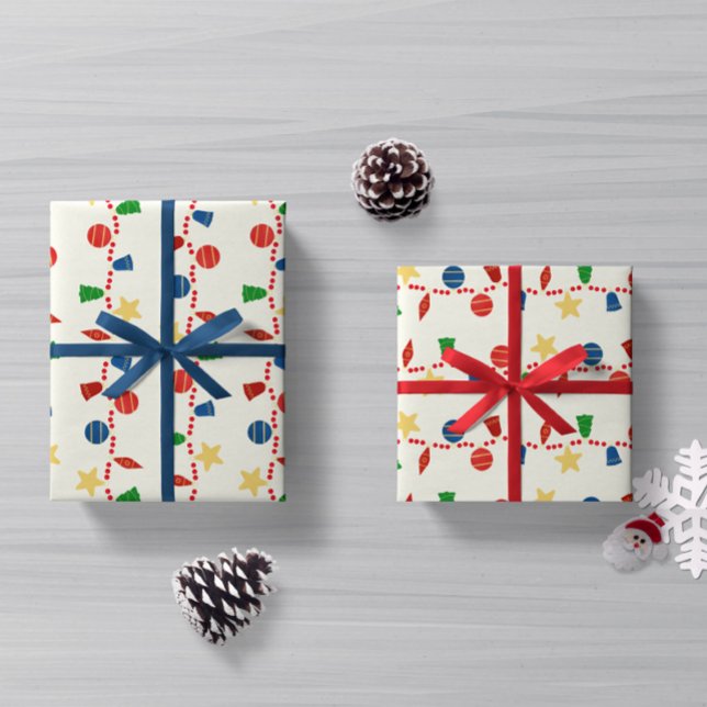 Papel De Regalo Ornamentos navideños retro con guirnaldas (Cute retro Christmas wrapping paper with vintage Christmas ornaments and red beaded garland)