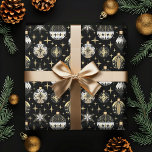 Papel De Regalo Ornamentos Vintage Gold y Black Christmas<br><div class="desc">Este diseño vintage de envoltura de regalo trae todos esos buenos sentimientos de nostalgia. El envoltorio de regalo presenta un bonito y elegante patrón de adornos de cristal de color negro y dorado.</div>