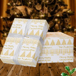 Papel De Regalo Oro en blanco Feliz feriado de Chrismukkah<br><div class="desc">Añada su nombre a este divertido papel de envolvimiento de las vacaciones de Feliz Chrismukkah en un patrón festivo de oro y blanco de Menorahs y árboles de Navidad. Sencillo y clásico, este envoltorio de regalo es perfecto para familias mixtas que celebran tanto Hanukkah como Navidades. Con elegantes obras de...</div>
