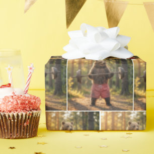 Papel De Regalo Oso levantando pesas en un bosque soleado