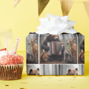 Papel De Regalo Oso tocando acordeón para amigos del bosque