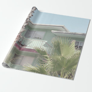 PAPEL DE REGALO PALM TREE CERCA DE LA CASA DE CONCRETOS BLANCOS