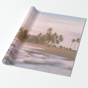 PAPEL DE REGALO PALMERAS VERDES EN ARENA MARRÓN BAJO NUBES BLANCOS