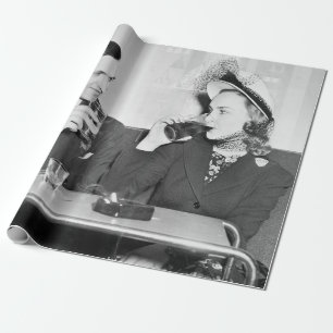 Papel De Regalo Pareja sentada en un restaurante coqueteando con n