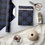 Papel De Regalo Patrón azul D20 | RPG Fantasy Tabletop Gamer Dice<br><div class="desc">¡GEEK MODA GAMER! Los papeles de envoltura RPG de novedad también son ideales para la descomposición de muebles de época de ephemera, o para proyectos de decoración casera. ¡Es JUEGO! ¡Así que elige tu iniciativa de armas y rollos! Perfecto para cualquier lector de rol de lápiz/lápiz y papel (PnP) de...</div>