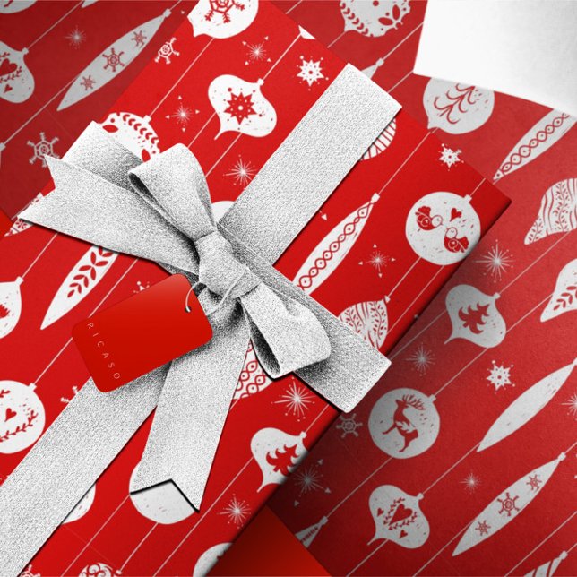 Papel De Regalo Patrón bauble de ornamento blanco rojo de Navidad (Red White Christmas Ornament Bauble Pattern Wrapping Paper from Ricaso. Stunning holiday gift wrap)