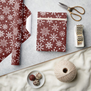 Papel De Regalo Patrón de copo de nieve de invierno rojo oscuro
