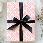 Papel De Regalo Patrón de Damasco de color rosa y blanco<br><div class="desc">Papel de ajuste del patrón de Damasco de color rosa y blanco. Perfecto para poner ese toque final en tus regalos y es ideal para cumpleaños,  Navidades,  aniversarios o bodas! Hermoso Diseño de Papel de Regalo Moderno y Moderno de moda por Bonito Imprimible.</div>